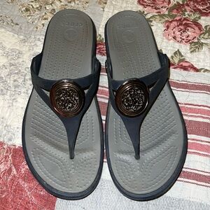 Crocs Sanrah NEW Women 9 Navy Filagree Medallion Wedge Thong Sandals Beachy